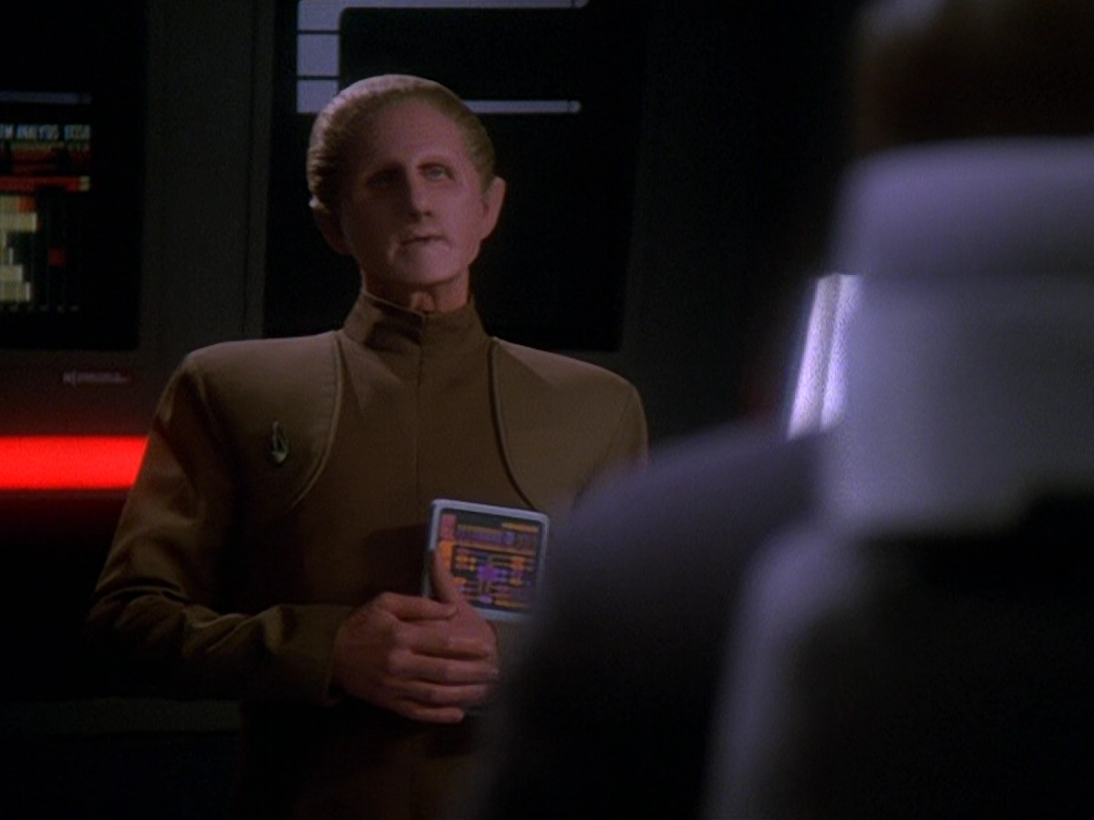 extant_StarTrek_DS9_5x13-ForTheUniform_02504.jpg