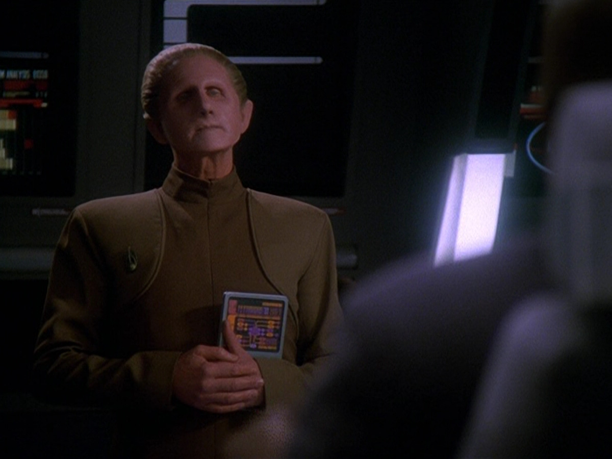 extant_StarTrek_DS9_5x13-ForTheUniform_02506.jpg