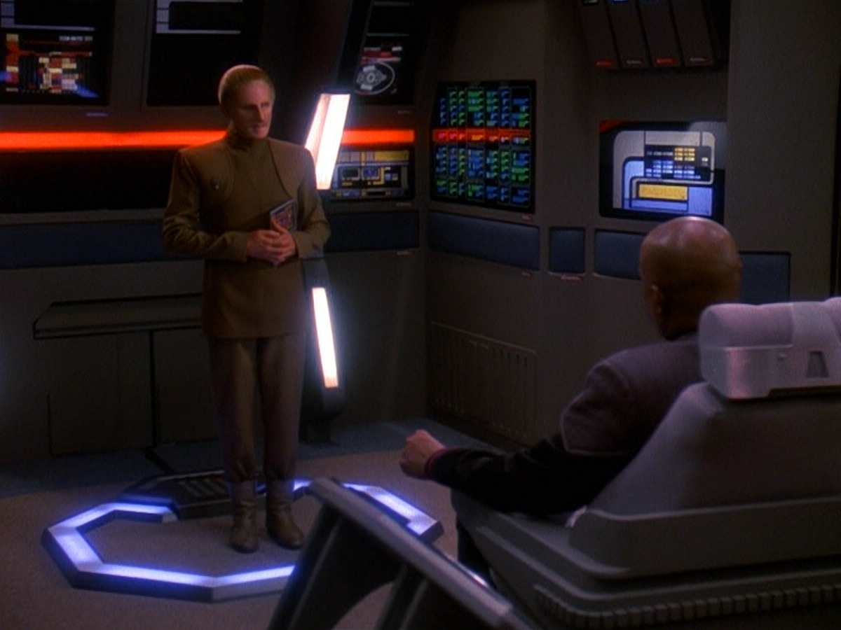 extant_StarTrek_DS9_5x13-ForTheUniform_02512.jpg