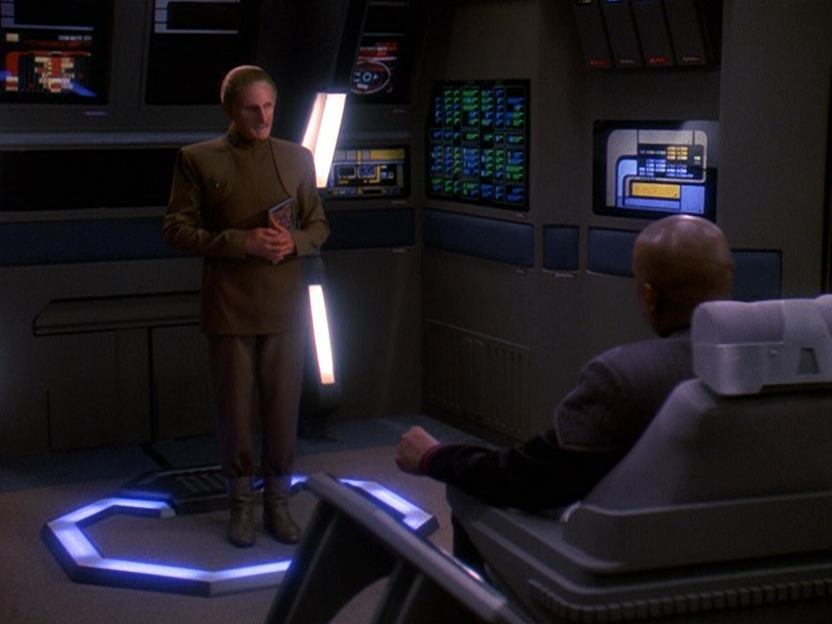 extant_StarTrek_DS9_5x13-ForTheUniform_02514.jpg