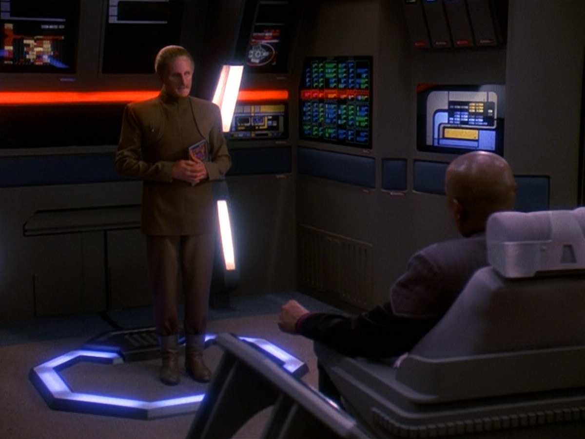 extant_StarTrek_DS9_5x13-ForTheUniform_02515.jpg