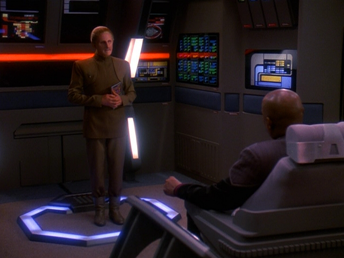 extant_StarTrek_DS9_5x13-ForTheUniform_02516.jpg