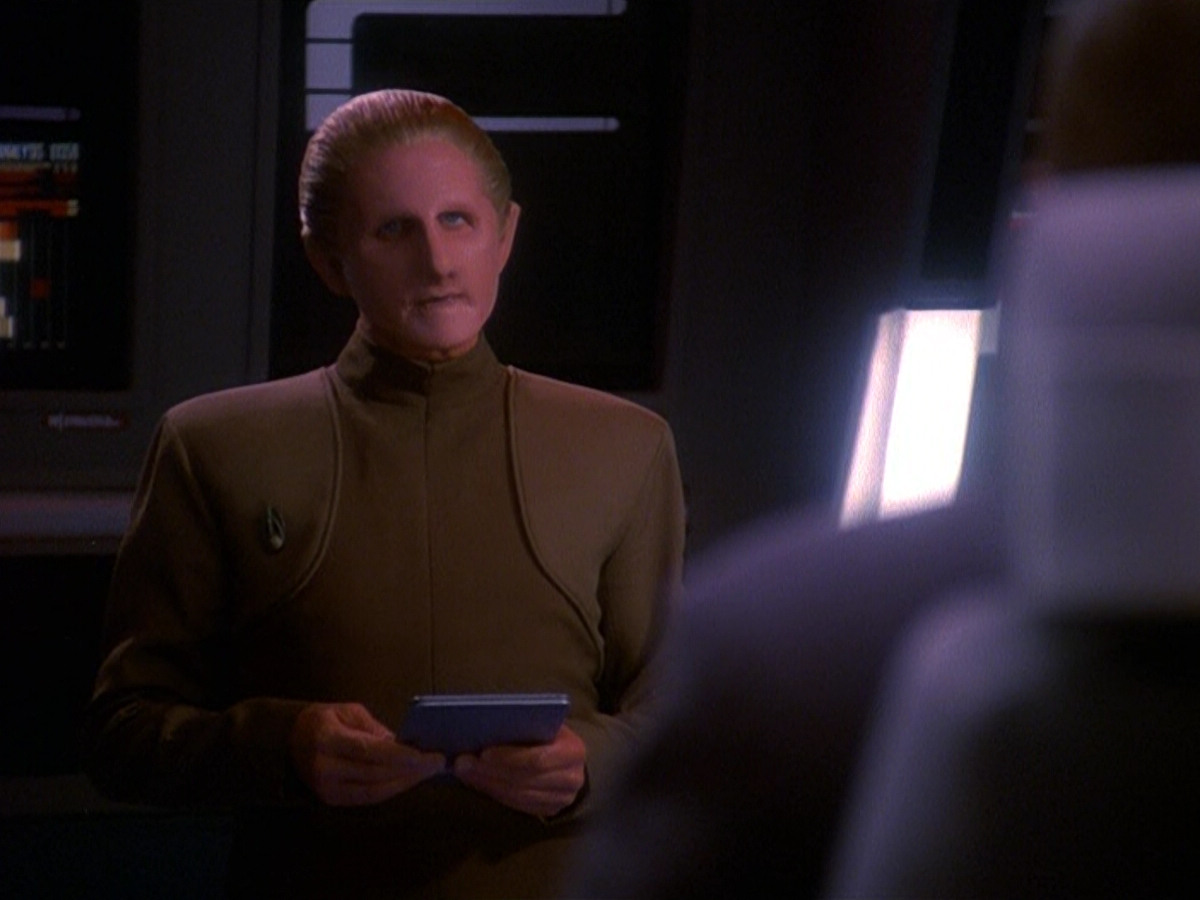 extant_StarTrek_DS9_5x13-ForTheUniform_02522.jpg