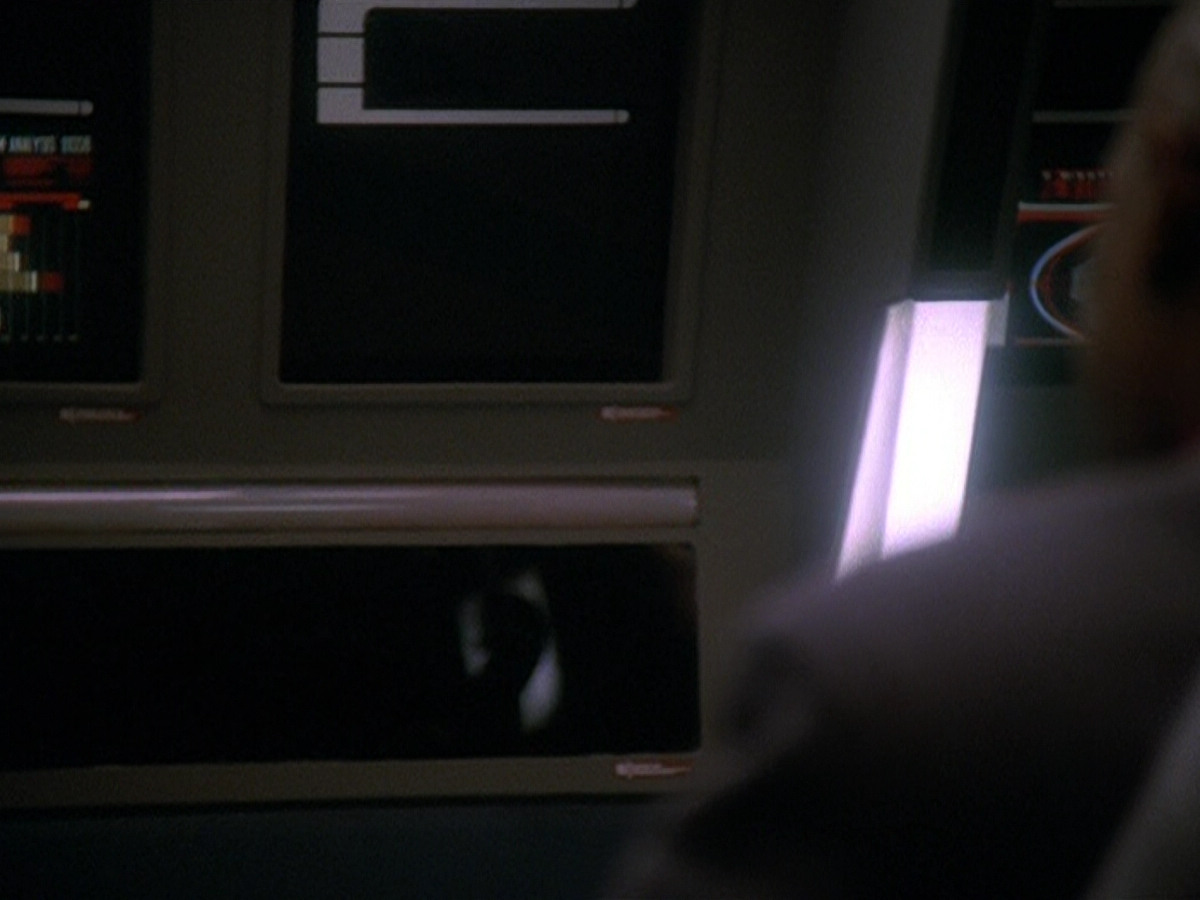 extant_StarTrek_DS9_5x13-ForTheUniform_02628.jpg
