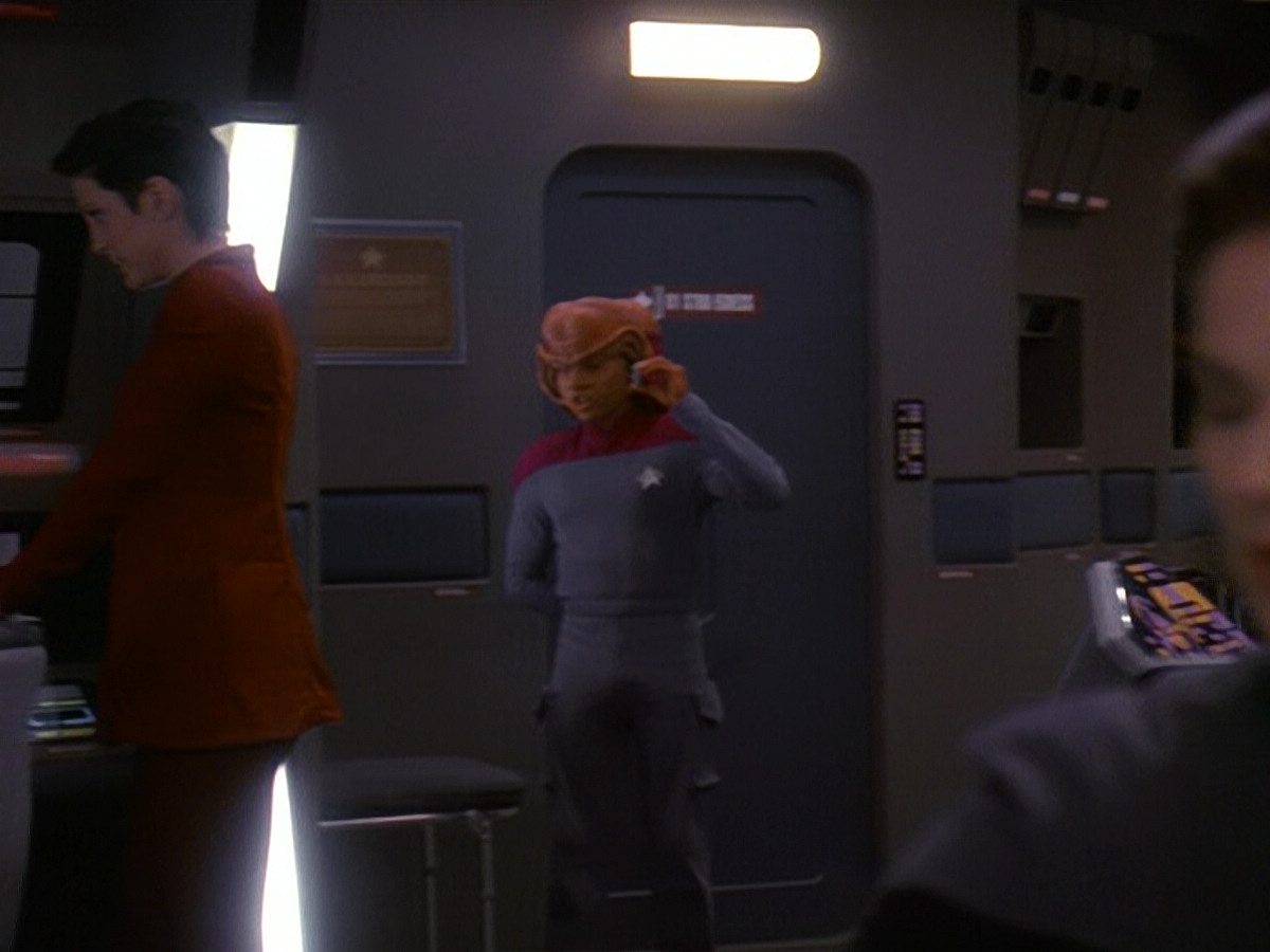 extant_StarTrek_DS9_5x13-ForTheUniform_02764.jpg