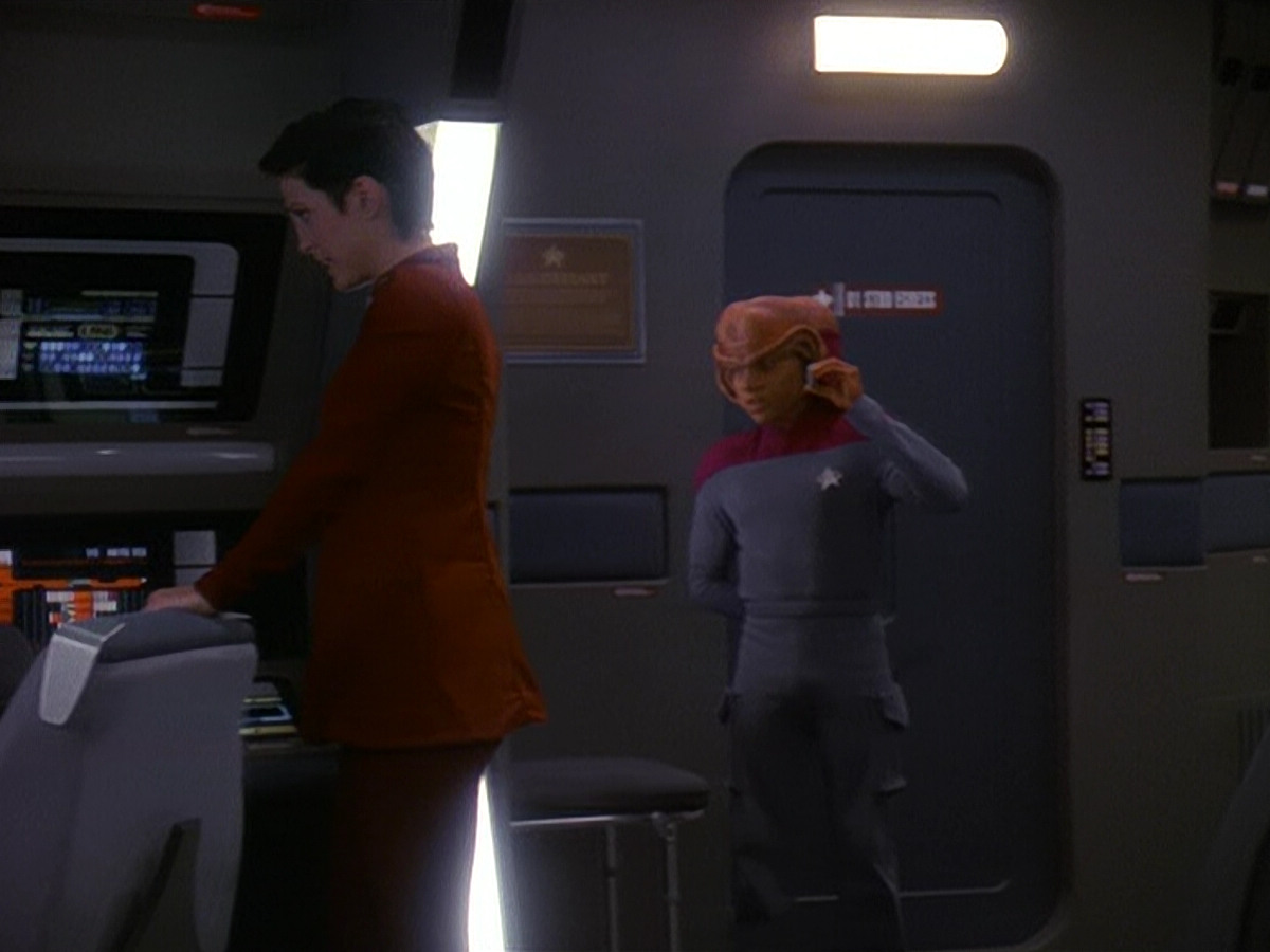 extant_StarTrek_DS9_5x13-ForTheUniform_02765.jpg