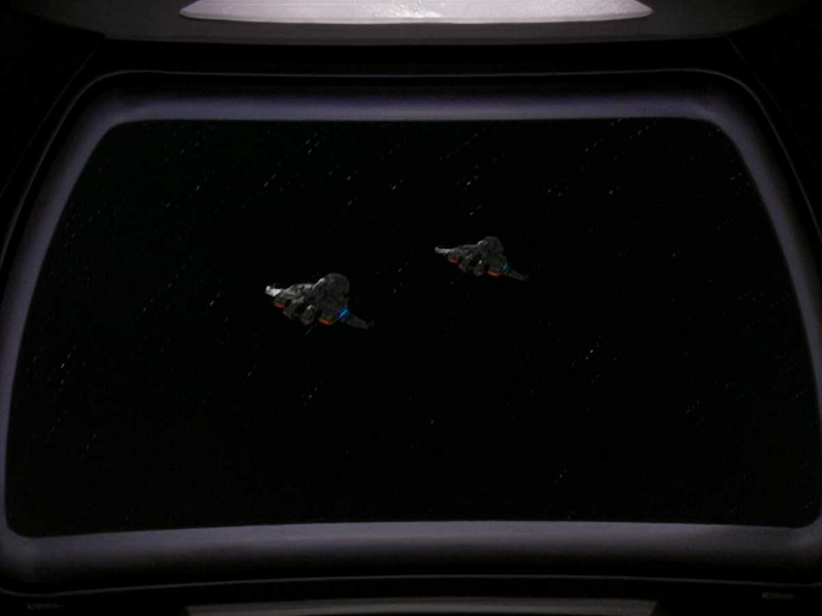 extant_StarTrek_DS9_5x13-ForTheUniform_02810.jpg