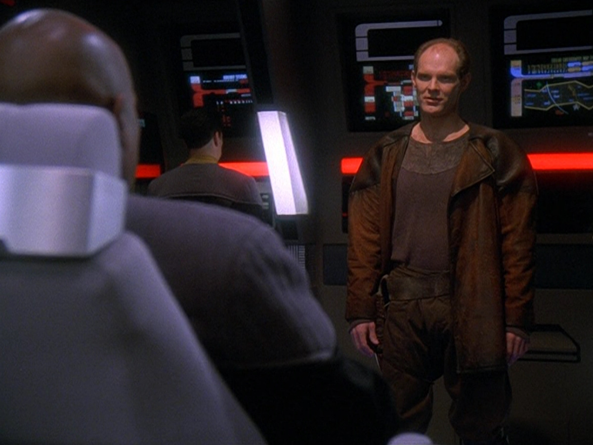 extant_StarTrek_DS9_5x13-ForTheUniform_02902.jpg