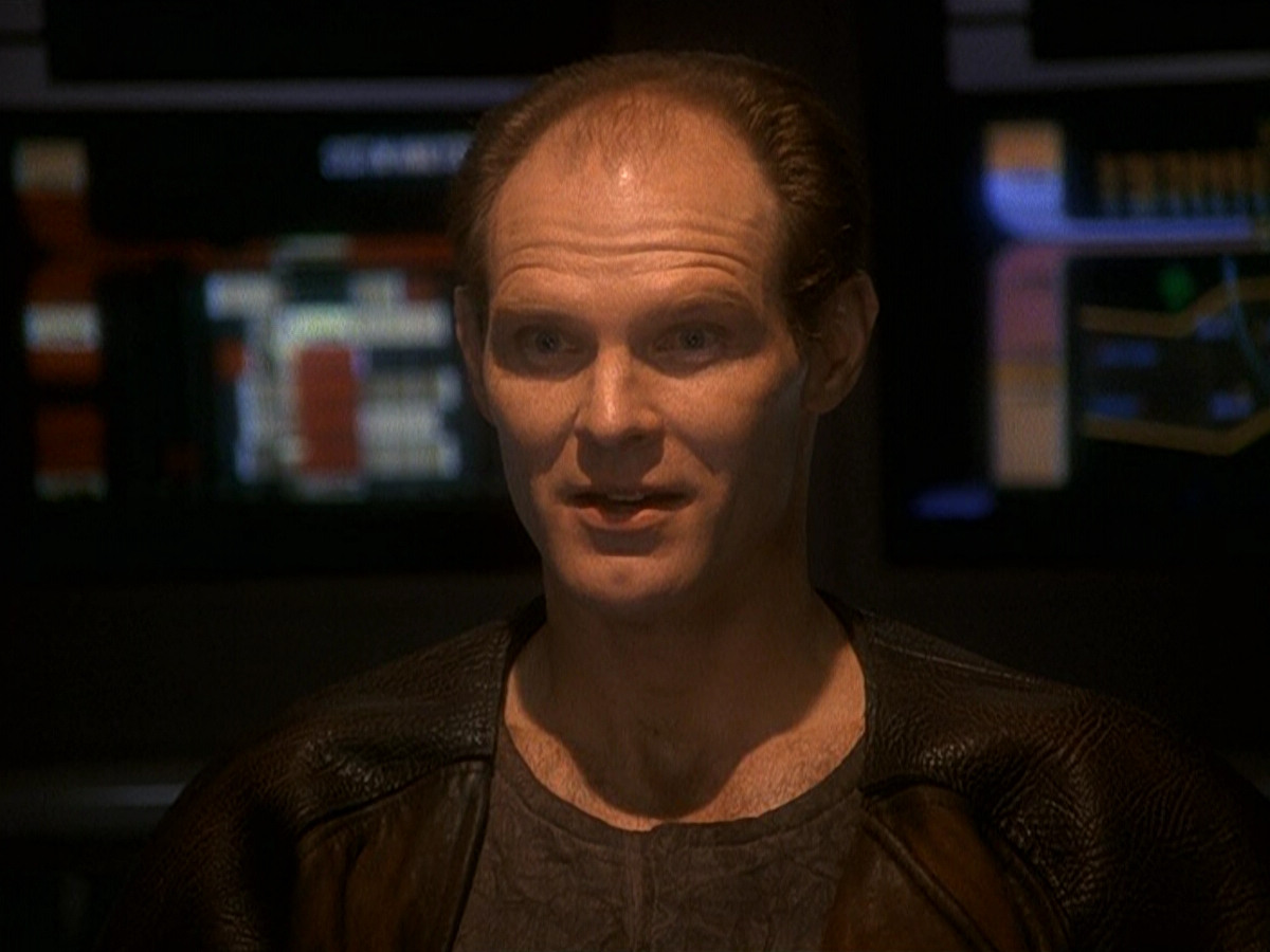 extant_StarTrek_DS9_5x13-ForTheUniform_02920.jpg
