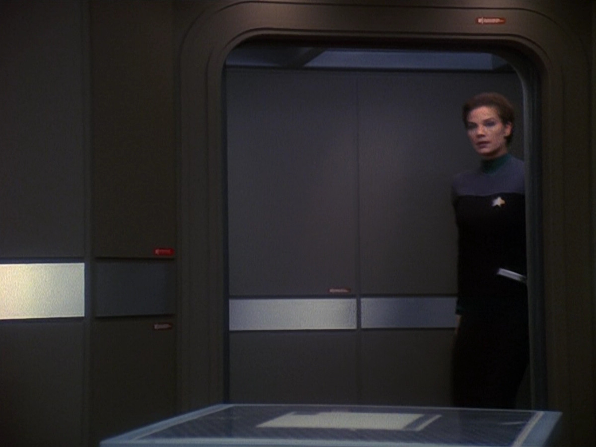 extant_StarTrek_DS9_5x13-ForTheUniform_02995.jpg