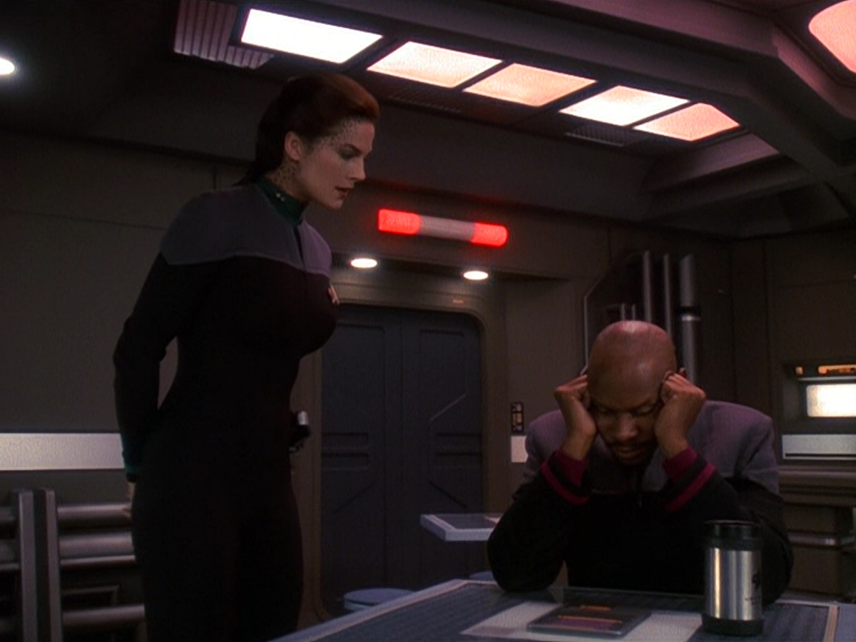 extant_StarTrek_DS9_5x13-ForTheUniform_03004.jpg