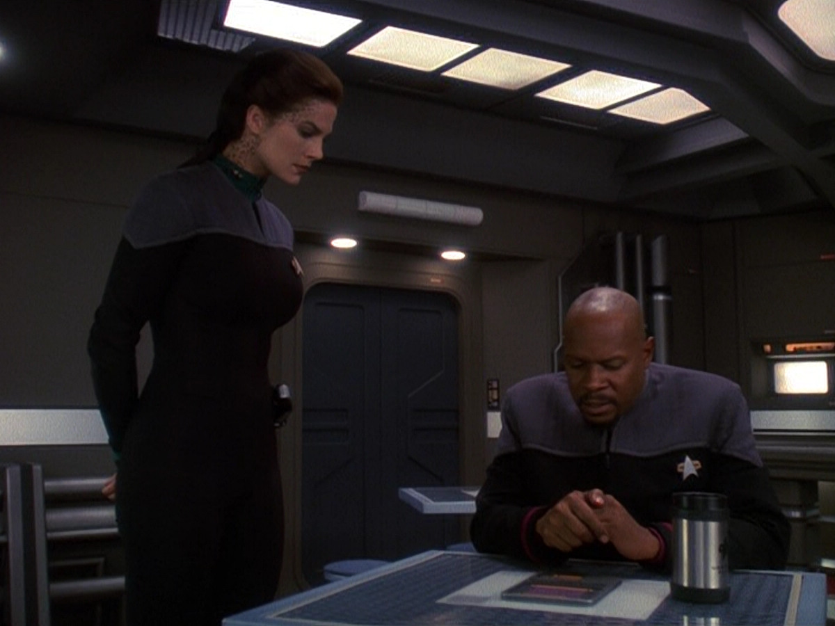extant_StarTrek_DS9_5x13-ForTheUniform_03019.jpg