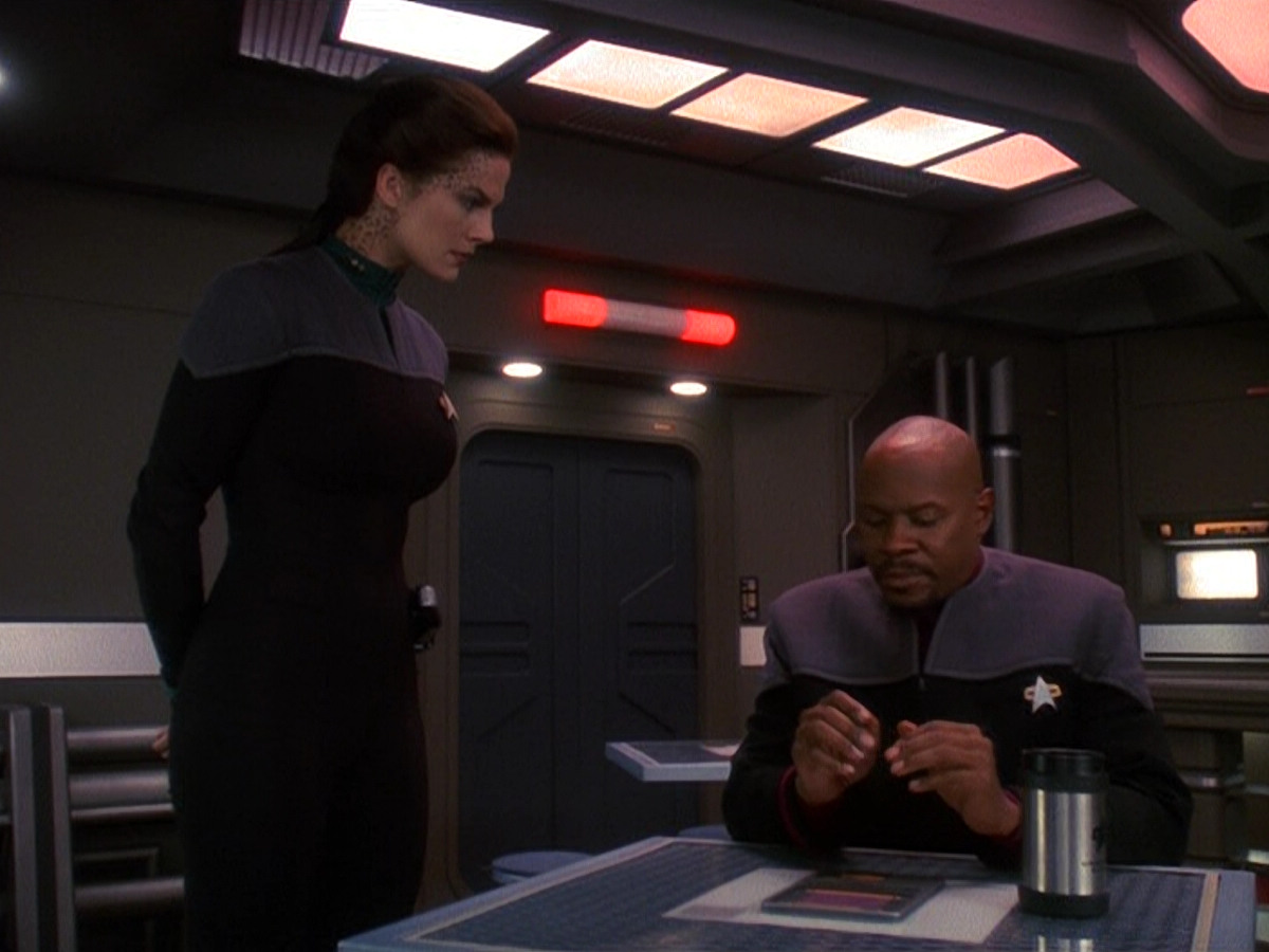 extant_StarTrek_DS9_5x13-ForTheUniform_03021.jpg