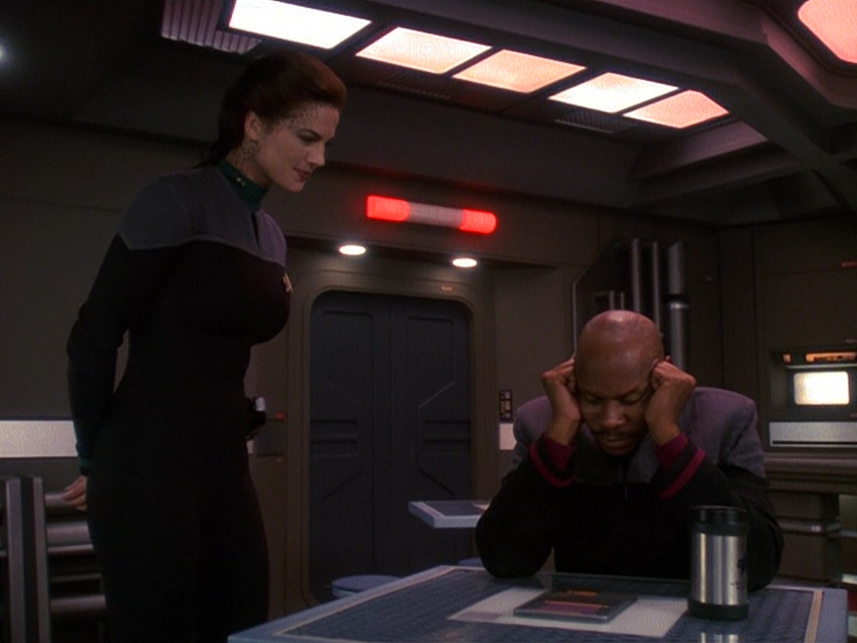 extant_StarTrek_DS9_5x13-ForTheUniform_03025.jpg