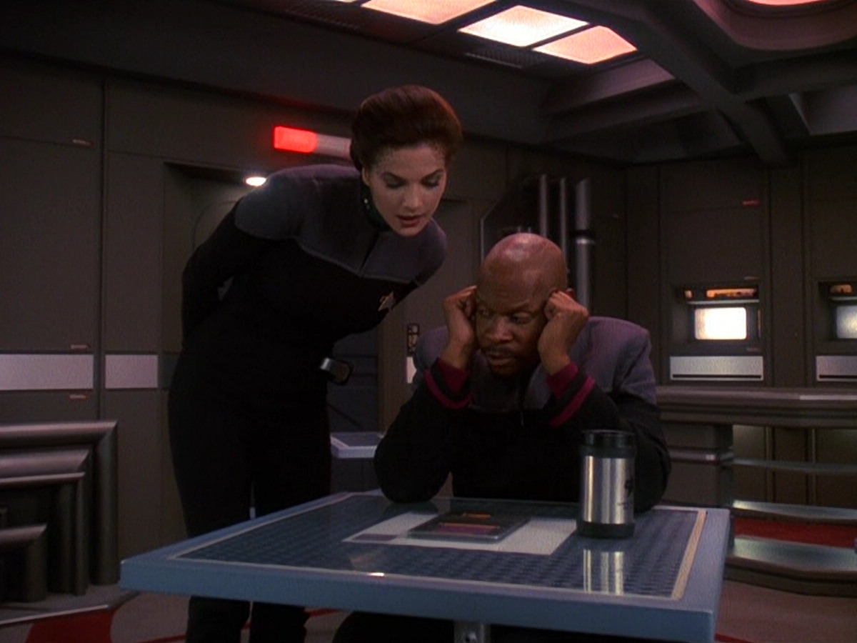 extant_StarTrek_DS9_5x13-ForTheUniform_03032.jpg