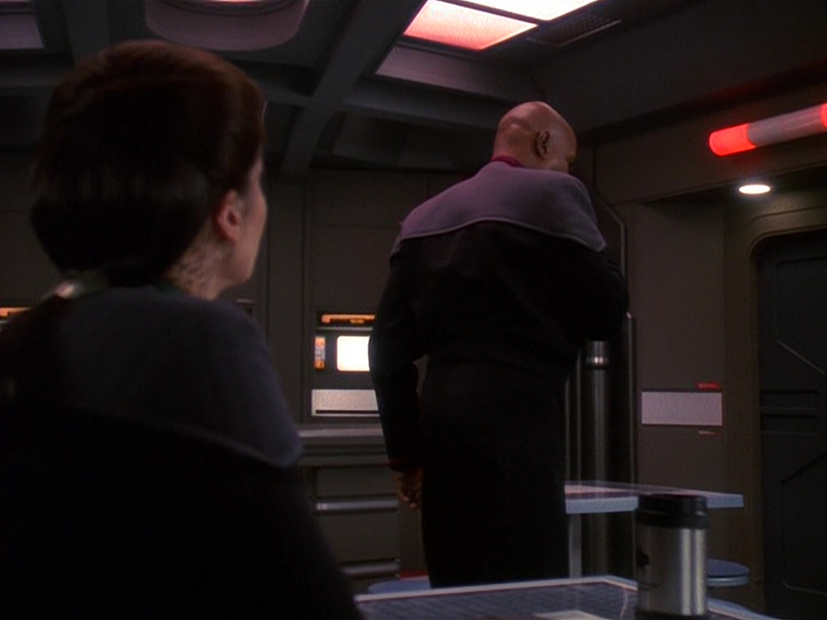 extant_StarTrek_DS9_5x13-ForTheUniform_03178.jpg