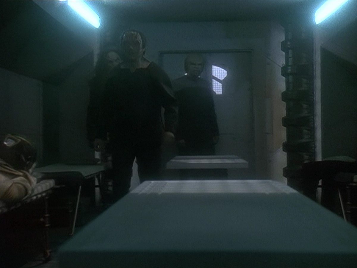 extant_StarTrek_DS9_5x14-InPurgatorysShadow_02468.jpg