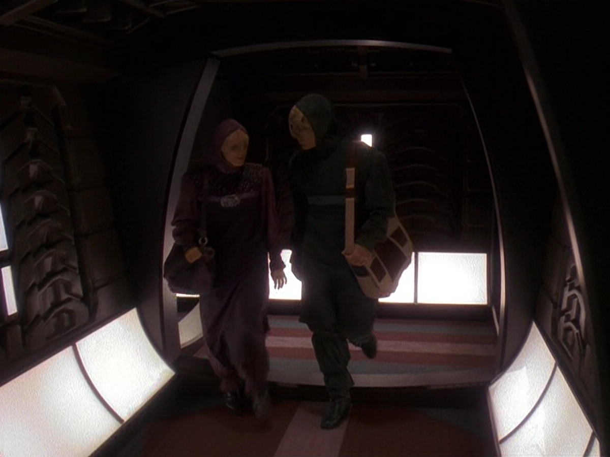 extant_StarTrek_DS9_5x14-InPurgatorysShadow_03003.jpg