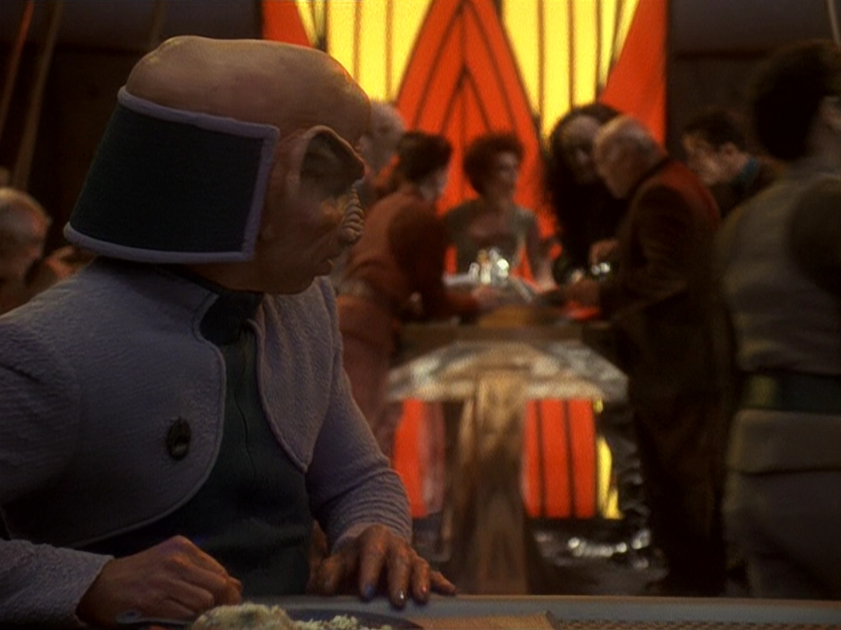 extant_StarTrek_DS9_5x16-DoctorBashirIPresume_00014.jpg