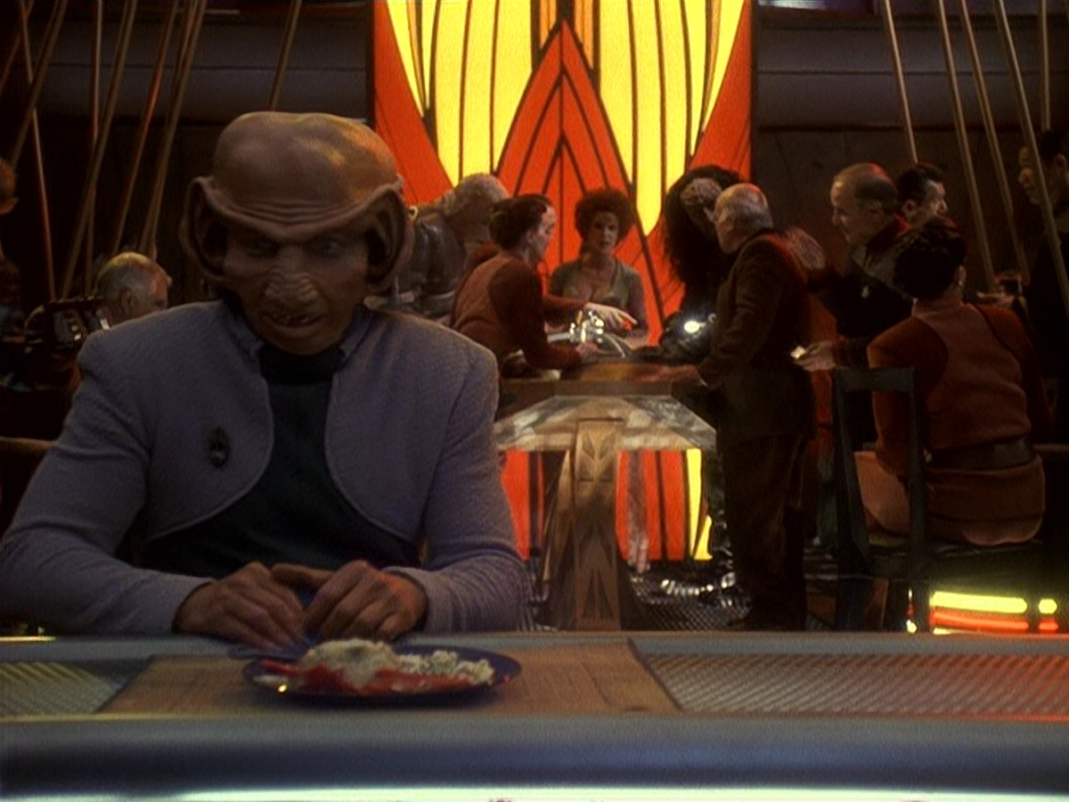 extant_StarTrek_DS9_5x16-DoctorBashirIPresume_00018.jpg