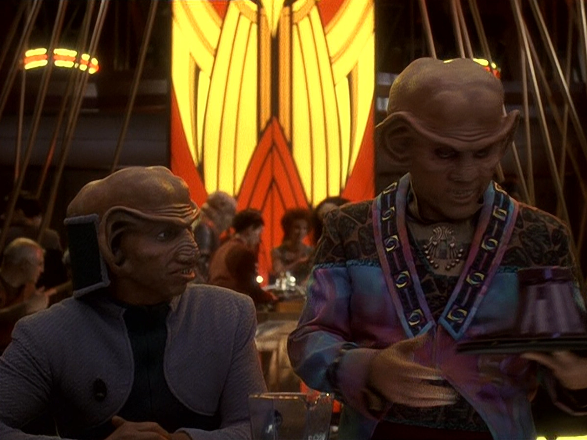 extant_StarTrek_DS9_5x16-DoctorBashirIPresume_00024.jpg