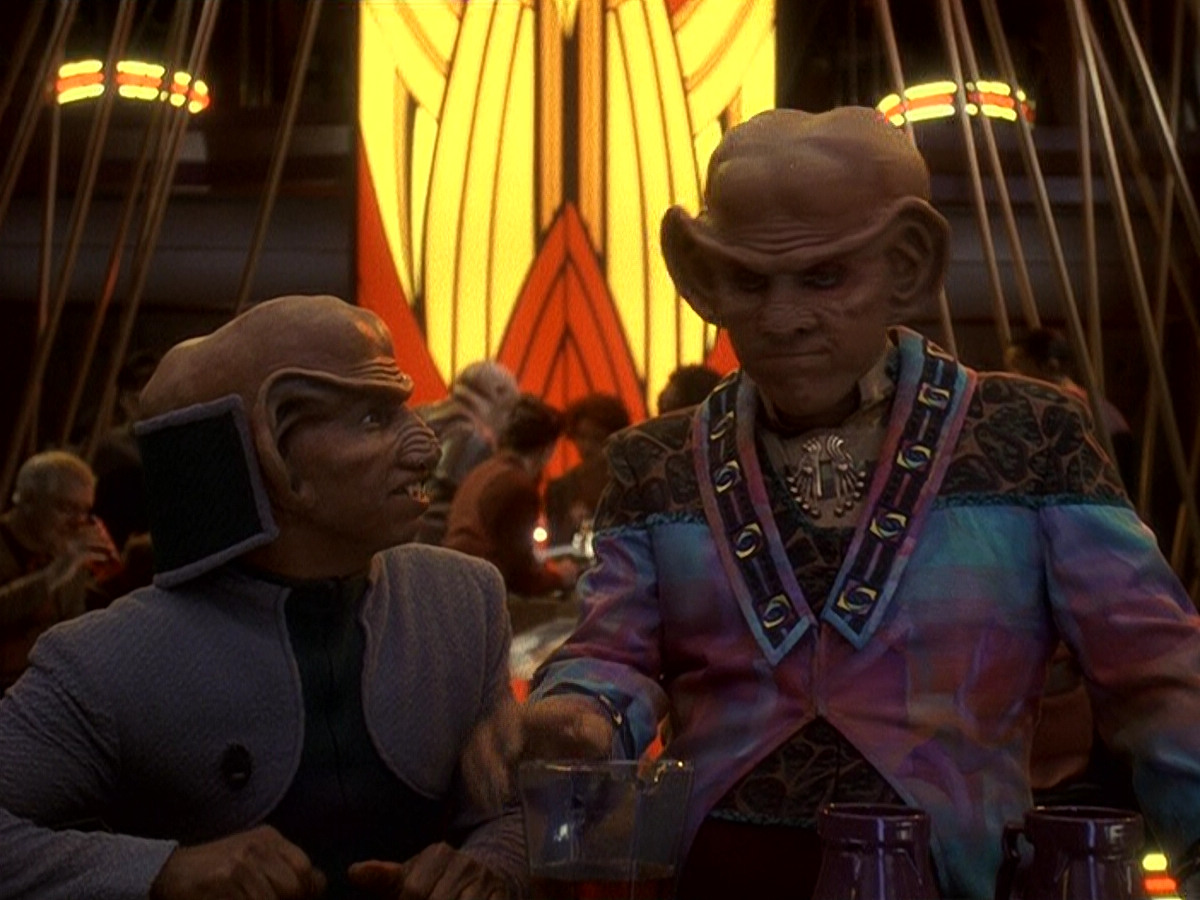 extant_StarTrek_DS9_5x16-DoctorBashirIPresume_00034.jpg