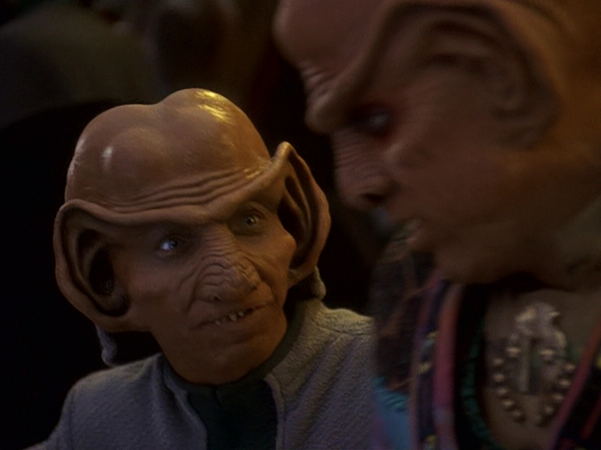 extant_StarTrek_DS9_5x16-DoctorBashirIPresume_00037.jpg