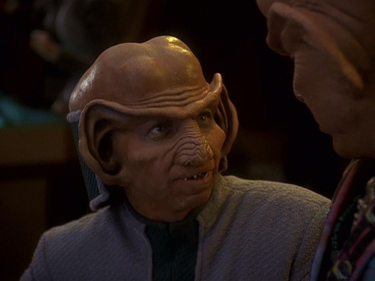 extant_StarTrek_DS9_5x16-DoctorBashirIPresume_00040.jpg