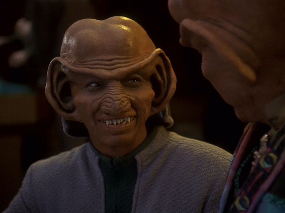 extant_StarTrek_DS9_5x16-DoctorBashirIPresume_00045.jpg