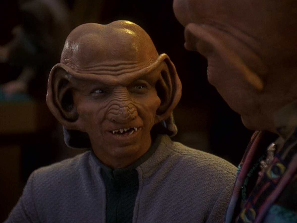 extant_StarTrek_DS9_5x16-DoctorBashirIPresume_00048.jpg