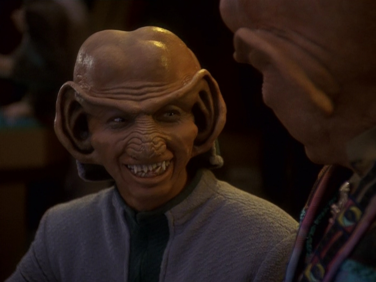 extant_StarTrek_DS9_5x16-DoctorBashirIPresume_00049.jpg