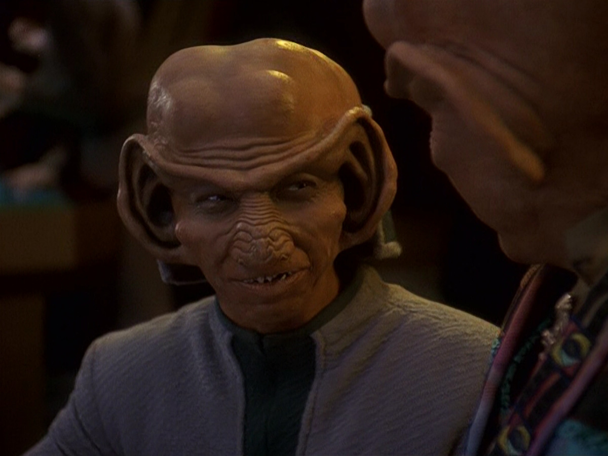 extant_StarTrek_DS9_5x16-DoctorBashirIPresume_00050.jpg