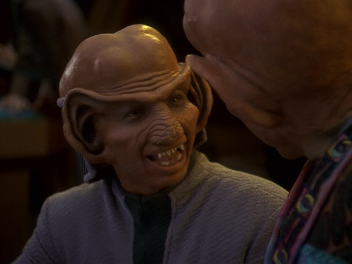 extant_StarTrek_DS9_5x16-DoctorBashirIPresume_00054.jpg
