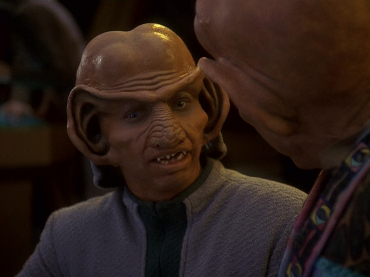 extant_StarTrek_DS9_5x16-DoctorBashirIPresume_00056.jpg