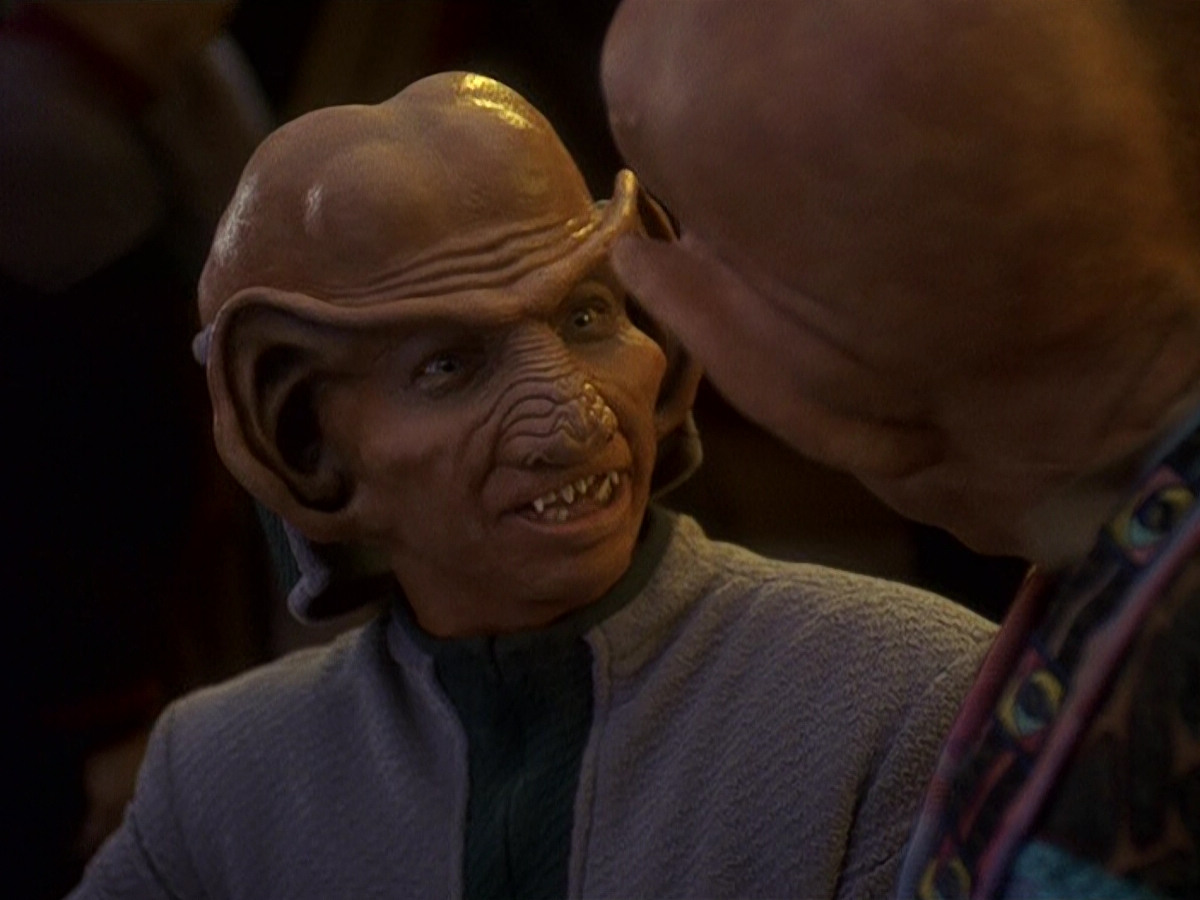 extant_StarTrek_DS9_5x16-DoctorBashirIPresume_00058.jpg