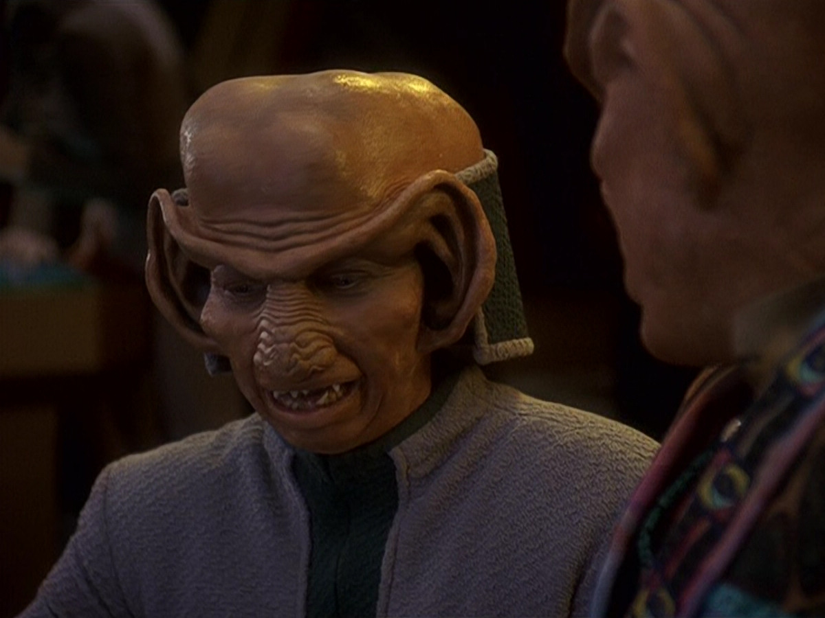 extant_StarTrek_DS9_5x16-DoctorBashirIPresume_00071.jpg