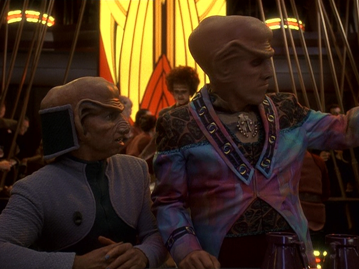 extant_StarTrek_DS9_5x16-DoctorBashirIPresume_00080.jpg