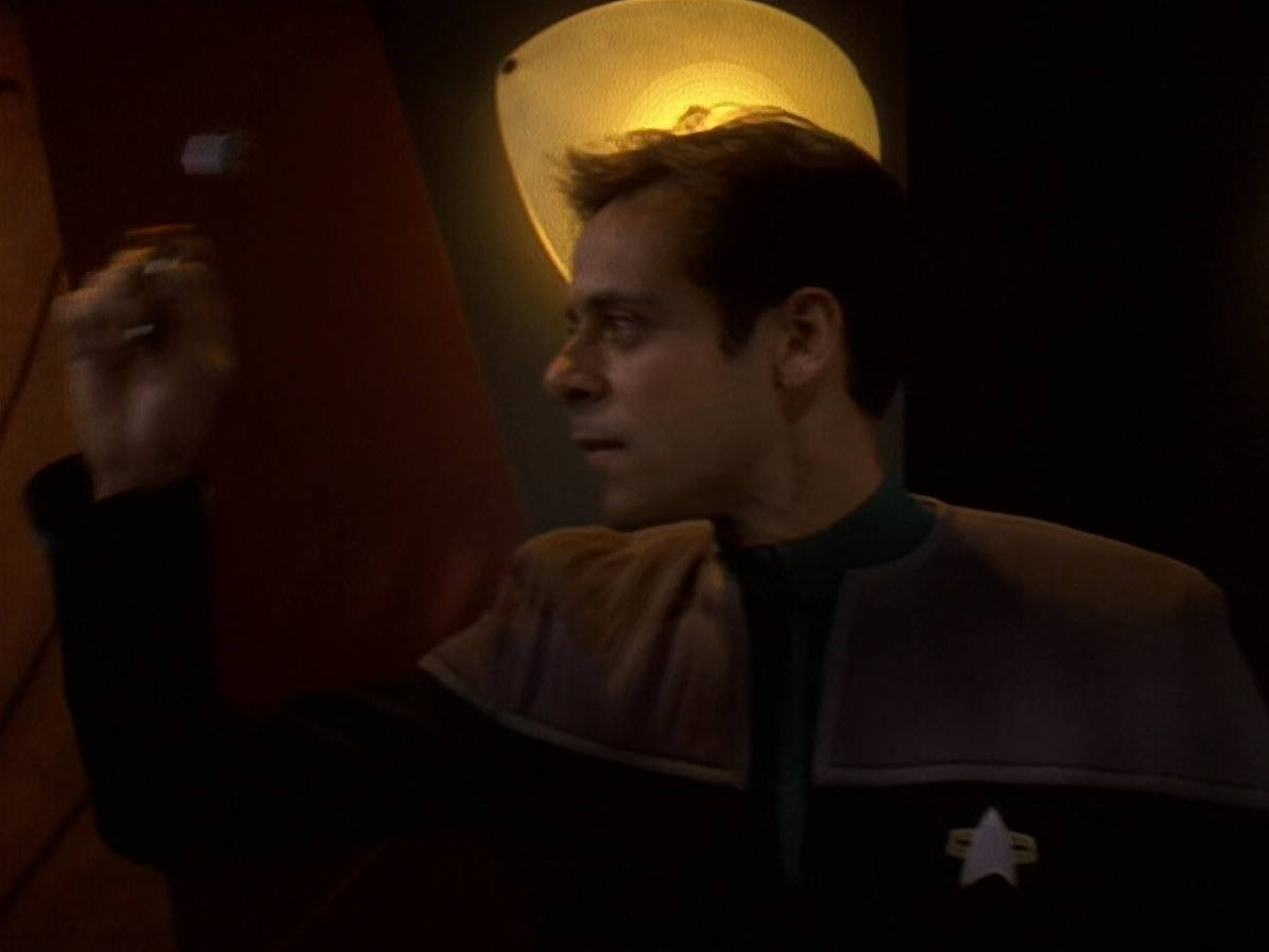 extant_StarTrek_DS9_5x16-DoctorBashirIPresume_00230.jpg