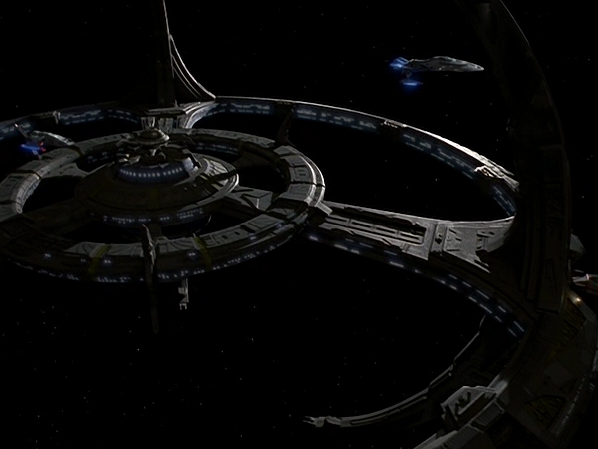 extant_StarTrek_DS9_5x16-DoctorBashirIPresume_00421.jpg