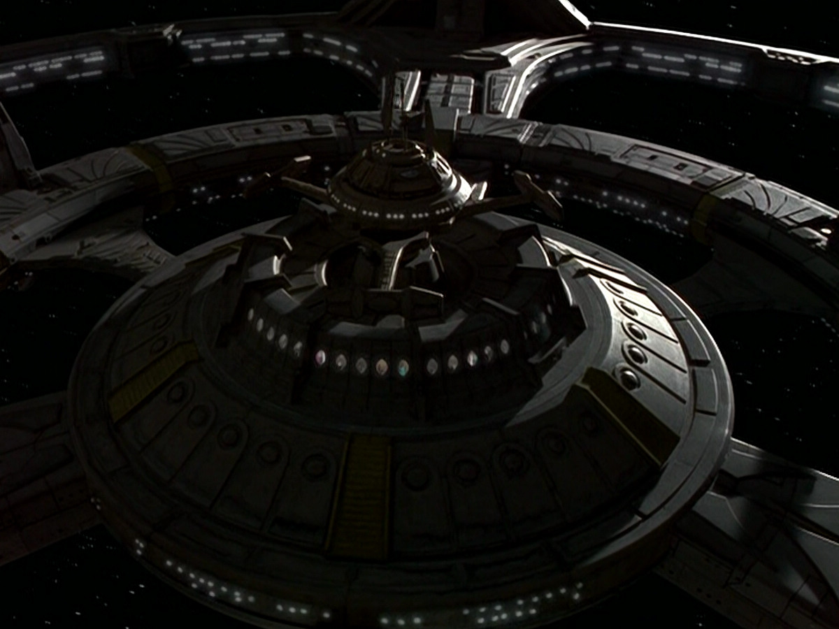extant_StarTrek_DS9_5x16-DoctorBashirIPresume_01115.jpg