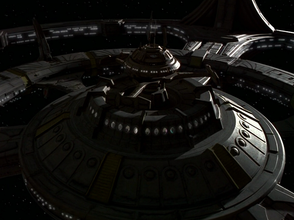 extant_StarTrek_DS9_5x16-DoctorBashirIPresume_01119.jpg