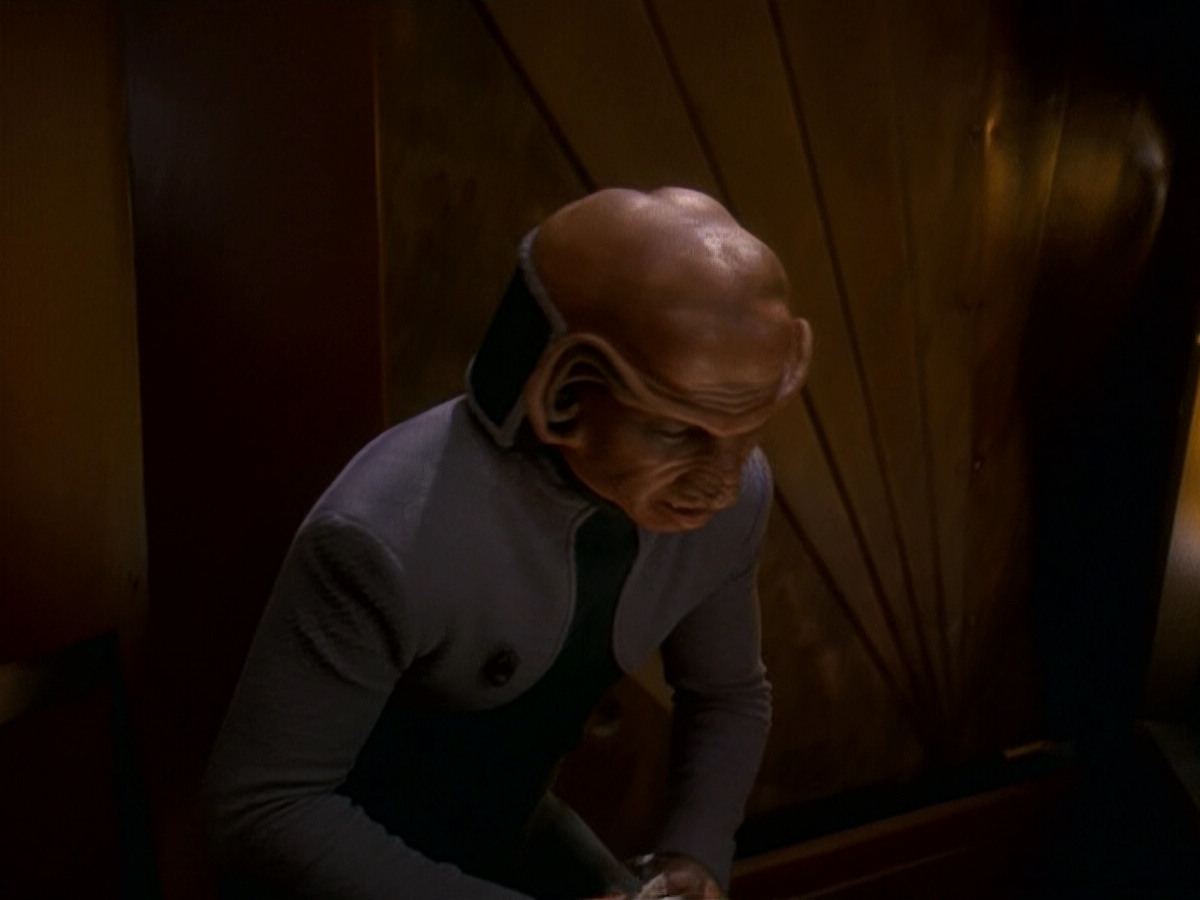 extant_StarTrek_DS9_5x16-DoctorBashirIPresume_01126.jpg