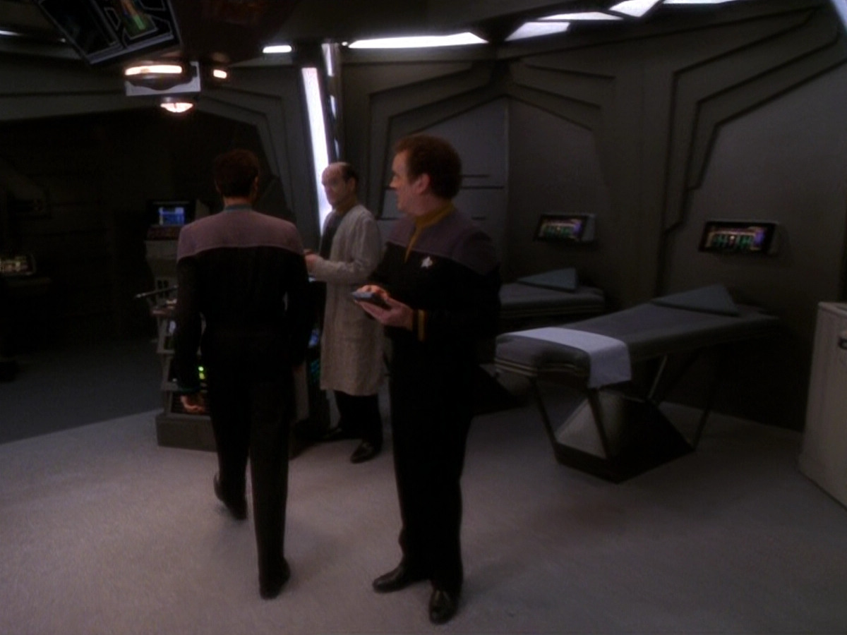 extant_StarTrek_DS9_5x16-DoctorBashirIPresume_01561.jpg