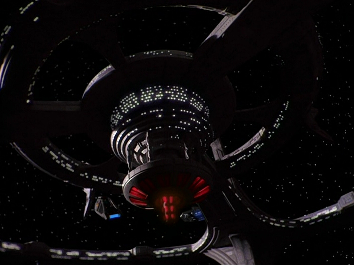 extant_StarTrek_DS9_5x16-DoctorBashirIPresume_01604.jpg