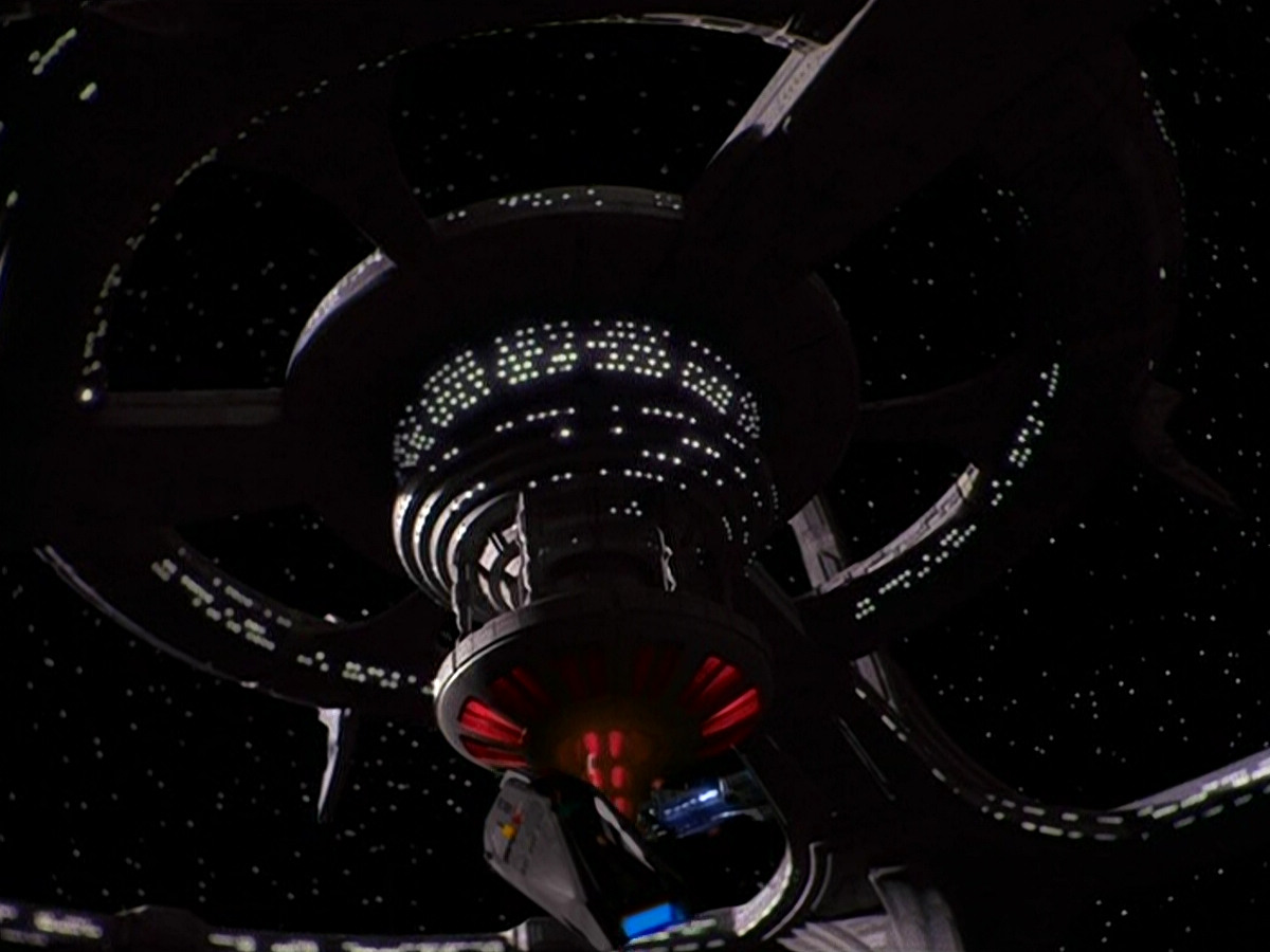 extant_StarTrek_DS9_5x16-DoctorBashirIPresume_01606.jpg