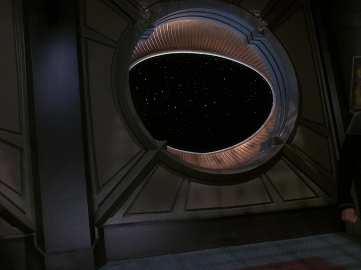 extant_StarTrek_DS9_5x16-DoctorBashirIPresume_02305.jpg