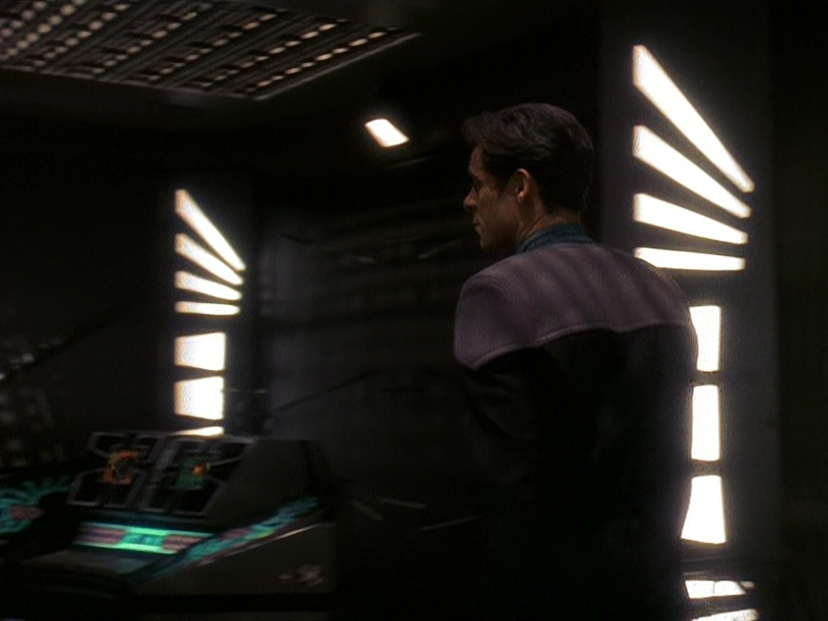 extant_StarTrek_DS9_5x16-DoctorBashirIPresume_02574.jpg