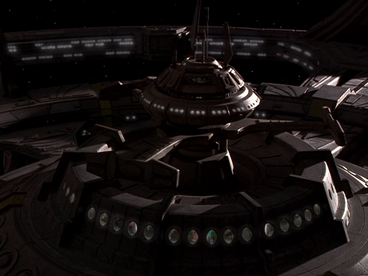 extant_StarTrek_DS9_5x16-DoctorBashirIPresume_03237.jpg