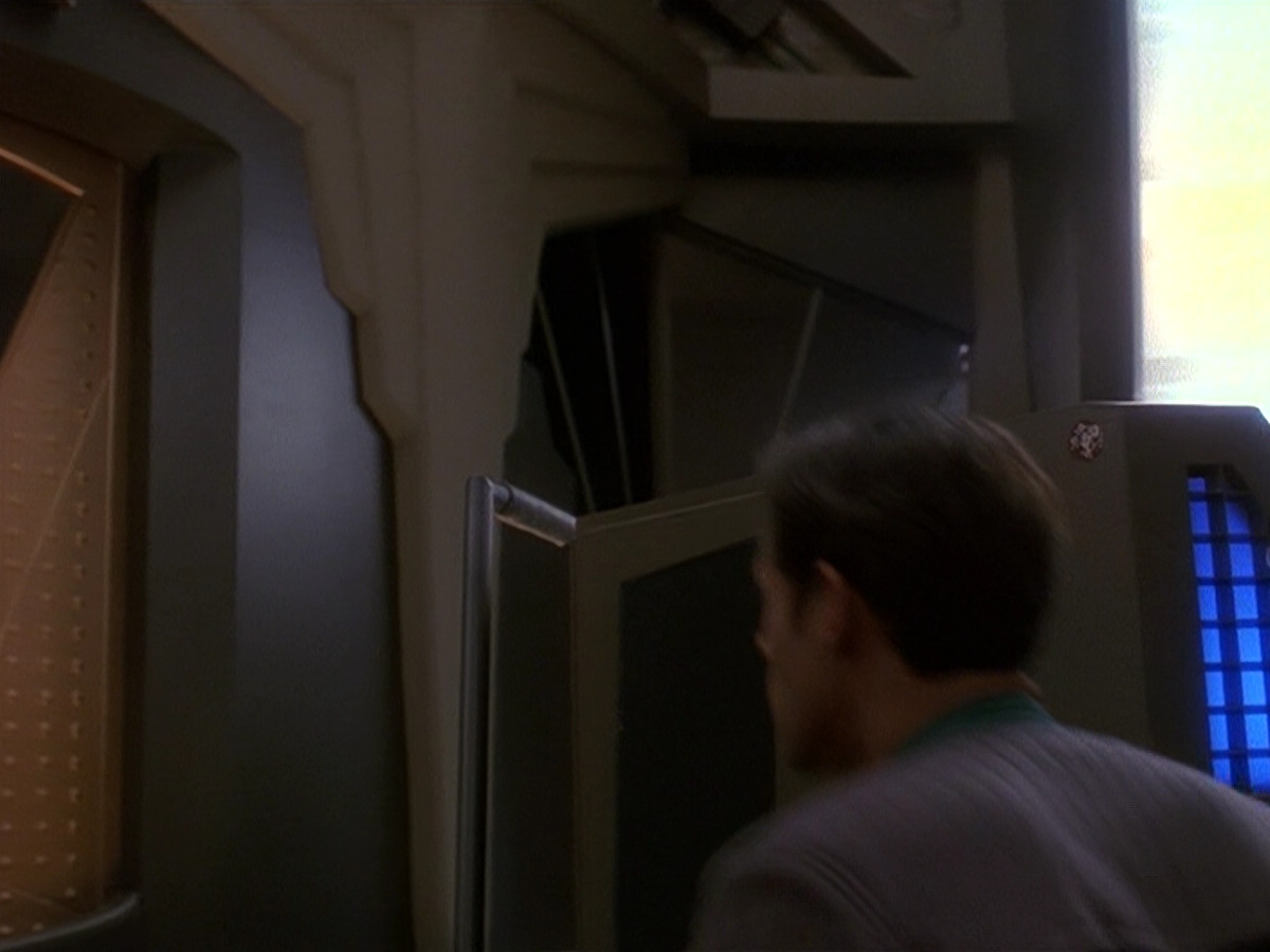 extant_StarTrek_DS9_5x16-DoctorBashirIPresume_03239.jpg