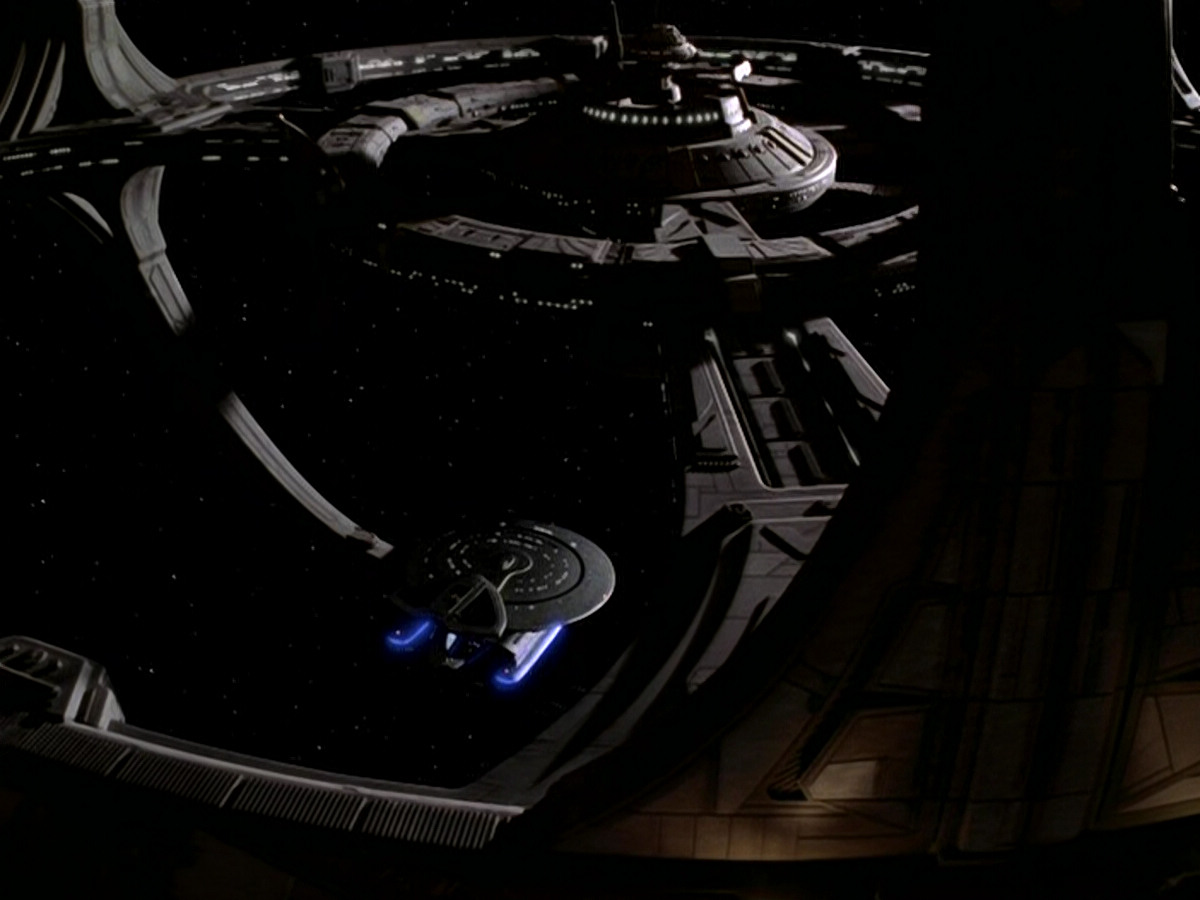 extant_StarTrek_DS9_5x16-DoctorBashirIPresume_03431.jpg